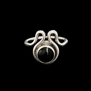 Vintage sterling silver black onyx Artisan made ring Size 7.75